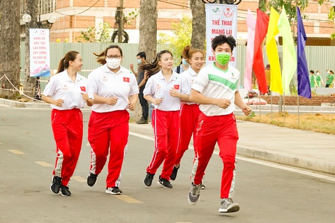 Lực sĩ khuyết tật Lê Văn Công chạy bộ hưởng ứng Ngày chạy Olympic vì sức khỏe toàn dân - Ảnh 4. Lực sĩ khuyết tật Lê Văn Công chạy bộ hưởng ứng Ngày chạy Olympic vì sức khỏe toàn dân - Ảnh 4.