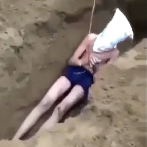 Xác minh video nam thanh niên bị đánh đập rồi trùm đầu ‘chôn sống’ - Ảnh 1. Xác minh video nam thanh niên bị đánh đập rồi trùm đầu ‘chôn sống’ - Ảnh 1.