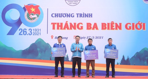 16 tỉ đồng trao cho bộ đội, bà con vùng cao trong Tháng ba biên giới - Ảnh 7. 16 tỉ đồng trao cho bộ đội, bà con vùng cao trong Tháng ba biên giới - Ảnh 7.