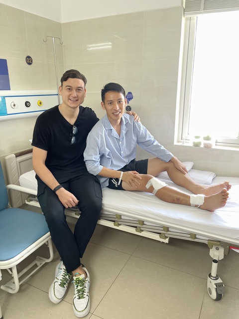 Thủ môn Đặng Văn Lâm thăm Hùng Dũng - Ảnh 1. Thủ môn Đặng Văn Lâm thăm Hùng Dũng - Ảnh 1.