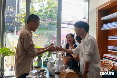 Mang chai nhựa đi đổi... vớ - Ảnh 3. Mang chai nhựa đi đổi... vớ - Ảnh 3.