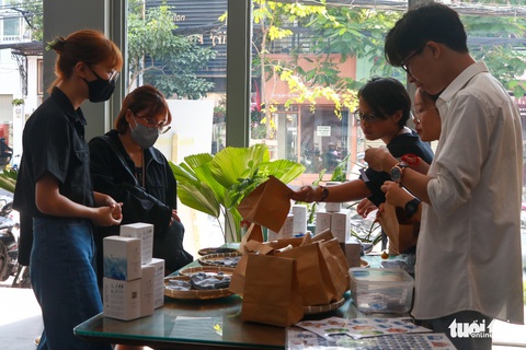 Mang chai nhựa đi đổi... vớ - Ảnh 5. Mang chai nhựa đi đổi... vớ - Ảnh 5.
