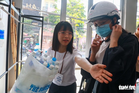 Mang chai nhựa đi đổi... vớ - Ảnh 1. Mang chai nhựa đi đổi... vớ - Ảnh 1.