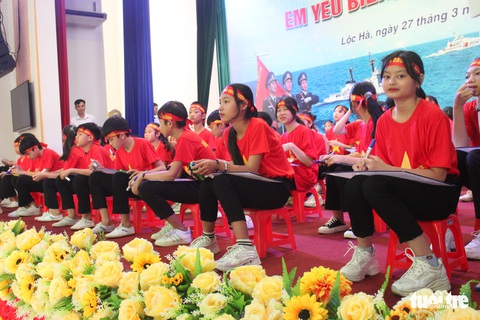 ‘Em yêu biển, đảo quê hương’ về với học sinh miền biển Hà Tĩnh - Ảnh 1. ‘Em yêu biển, đảo quê hương’ về với học sinh miền biển Hà Tĩnh - Ảnh 1.