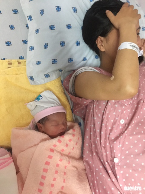Chồng người vợ đẻ ‘rớt’ trên ôtô được CSGT dẫn đường: ‘Tôi đã nghĩ tới chuyện xấu nhất’ - Ảnh 1. Chồng người vợ đẻ ‘rớt’ trên ôtô được CSGT dẫn đường: ‘Tôi đã nghĩ tới chuyện xấu nhất’ - Ảnh 1.