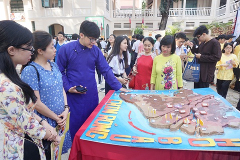 Học sinh bán nông sản, làm mô hình nhà chống lũ... lấy điểm kiểm tra định kỳ - Ảnh 3. Học sinh bán nông sản, làm mô hình nhà chống lũ... lấy điểm kiểm tra định kỳ - Ảnh 3.