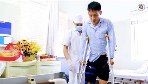 Thủ môn Đặng Văn Lâm thăm Hùng Dũng - Ảnh 2. Thủ môn Đặng Văn Lâm thăm Hùng Dũng - Ảnh 2.