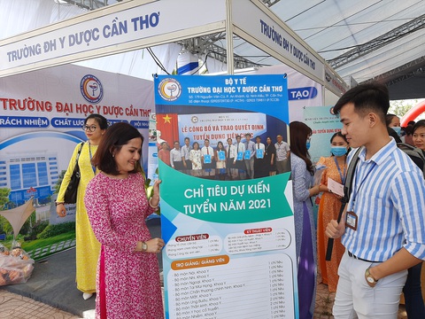 Nhiều bệnh viện tìm đến trường săn sinh viên y khoa - Ảnh 1. Nhiều bệnh viện tìm đến trường săn sinh viên y khoa - Ảnh 1.
