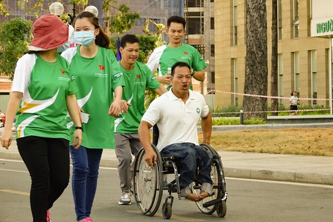 Lực sĩ khuyết tật Lê Văn Công chạy bộ hưởng ứng Ngày chạy Olympic vì sức khỏe toàn dân - Ảnh 6. Lực sĩ khuyết tật Lê Văn Công chạy bộ hưởng ứng Ngày chạy Olympic vì sức khỏe toàn dân - Ảnh 6.