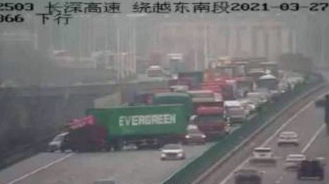 Dân mạng Trung Quốc sốt vì xe container Evergreen mắc kẹt trên cao tốc - Ảnh 1. Dân mạng Trung Quốc sốt vì xe container Evergreen mắc kẹt trên cao tốc - Ảnh 1.
