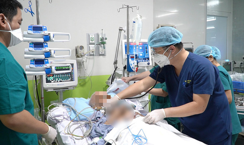 Giám đốc Bệnh viện Chợ Rẫy: Dù khỏi COVID-19 nhưng bệnh nhân 1536 vẫn còn rất nặng - Ảnh 1. Giám đốc Bệnh viện Chợ Rẫy: Dù khỏi COVID-19 nhưng bệnh nhân 1536 vẫn còn rất nặng - Ảnh 1.
