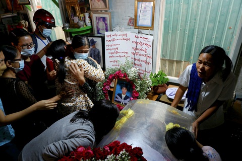 Reuters: An ninh Myanmar nổ súng cả vào người viếng tang - Ảnh 1. Reuters: An ninh Myanmar nổ súng cả vào người viếng tang - Ảnh 1.