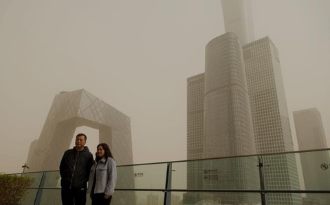 Bão cát vàng bao trùm Bắc Kinh, không khí ô nhiễm nghiêm trọng - Ảnh 1. Bão cát vàng bao trùm Bắc Kinh, không khí ô nhiễm nghiêm trọng - Ảnh 1.