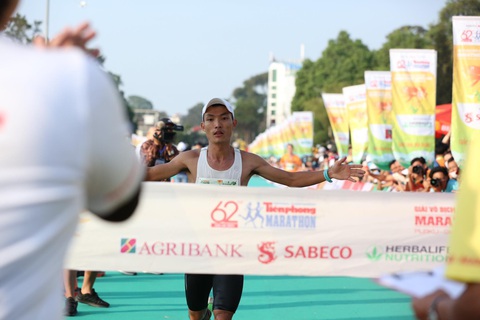 Hoàng Nguyên Thanh vô địch Tiền Phong marathon 2021, sát thành tích HCV SEA Games - Ảnh 1. Hoàng Nguyên Thanh vô địch Tiền Phong marathon 2021, sát thành tích HCV SEA Games - Ảnh 1.