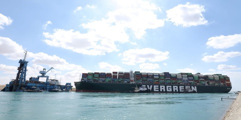 Tàu chắn ngang kênh Suez, doanh nghiệp Việt nín thở - Ảnh 1. Tàu chắn ngang kênh Suez, doanh nghiệp Việt nín thở - Ảnh 1.
