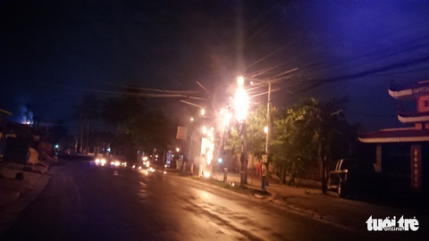 Ba cột điện ven đường bốc cháy ngùn ngụt kèm nhiều tiếng nổ - Ảnh 2. Ba cột điện ven đường bốc cháy ngùn ngụt kèm nhiều tiếng nổ - Ảnh 2.