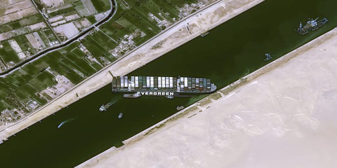 Đã tìm ra giải pháp cứu tàu Ever Given bị mắc kẹt ở kênh đào Suez? - Ảnh 1. Đã tìm ra giải pháp cứu tàu Ever Given bị mắc kẹt ở kênh đào Suez? - Ảnh 1.