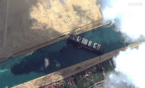 Giải cứu kênh đào Suez: Tia hi vọng nhờ thủy triều dâng - Ảnh 2. Giải cứu kênh đào Suez: Tia hi vọng nhờ thủy triều dâng - Ảnh 2.
