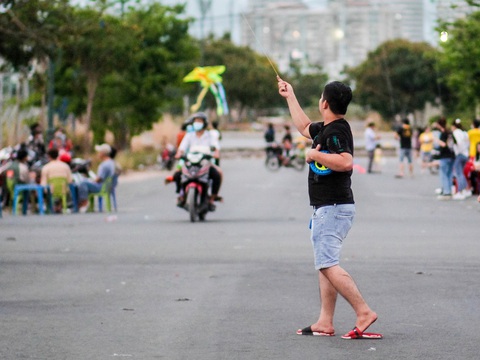 Hiểm họa từ việc thả diều gần đường - Ảnh 1. Hiểm họa từ việc thả diều gần đường - Ảnh 1.