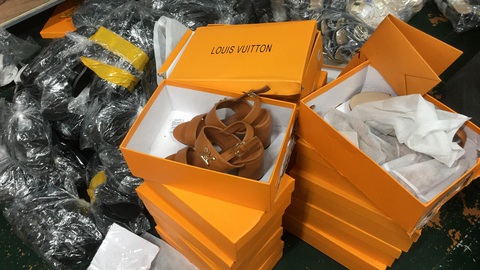 Hà Nội triệt phá kho hàng hơn 3.000 đôi giày dép giả hiệu Gucci, Adidas, Dior - Ảnh 2. Hà Nội triệt phá kho hàng hơn 3.000 đôi giày dép giả hiệu Gucci, Adidas, Dior - Ảnh 2.