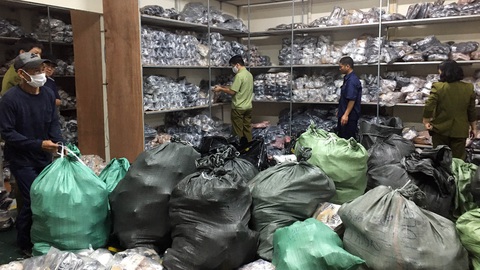 Hà Nội triệt phá kho hàng hơn 3.000 đôi giày dép giả hiệu Gucci, Adidas, Dior - Ảnh 1. Hà Nội triệt phá kho hàng hơn 3.000 đôi giày dép giả hiệu Gucci, Adidas, Dior - Ảnh 1.