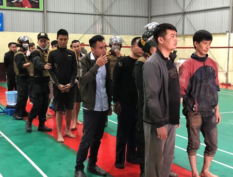 Hàng trăm công an đột nhập sới đá gà, tạm giữ hơn 50 người - Ảnh 1. Hàng trăm công an đột nhập sới đá gà, tạm giữ hơn 50 người - Ảnh 1.