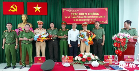Khen thưởng hai CSGT dẫn đường cho xe chở sản phụ đẻ rớt - Ảnh 1. Khen thưởng hai CSGT dẫn đường cho xe chở sản phụ đẻ rớt - Ảnh 1.