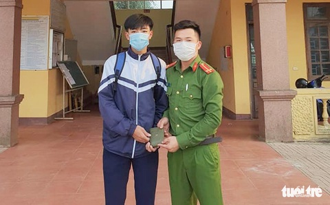 Nhặt được 10 triệu, cậu học sinh đứng cả tiếng chờ người đánh rơi để trả lại - Ảnh 1. Nhặt được 10 triệu, cậu học sinh đứng cả tiếng chờ người đánh rơi để trả lại - Ảnh 1.