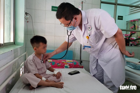 Uống lọ thuốc giống siro, 1 bé trai 8 tuổi tử vong - Ảnh 1. Uống lọ thuốc giống siro, 1 bé trai 8 tuổi tử vong - Ảnh 1.