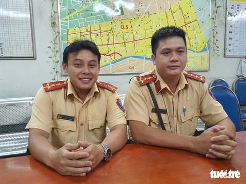 Khen thưởng hai CSGT dẫn đường cho xe chở sản phụ đẻ rớt - Ảnh 4. Khen thưởng hai CSGT dẫn đường cho xe chở sản phụ đẻ rớt - Ảnh 4.