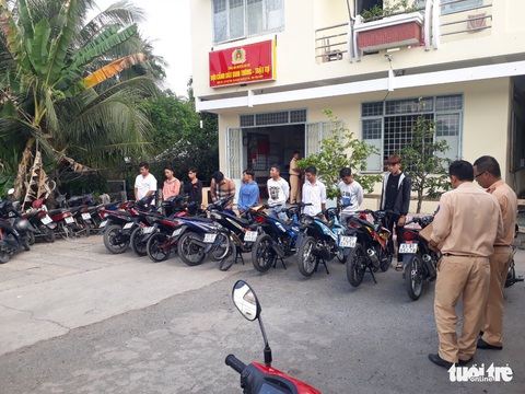 Đua xe trái phép còn quay video đăng lên mạng - Ảnh 2. Đua xe trái phép còn quay video đăng lên mạng - Ảnh 2.