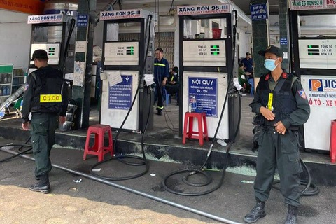 Vụ 2,7 triệu lít xăng giả: Thêm 6 trạm xăng dầu ở TP.HCM và Long An bị khám xét - Ảnh 2. Vụ 2,7 triệu lít xăng giả: Thêm 6 trạm xăng dầu ở TP.HCM và Long An bị khám xét - Ảnh 2.
