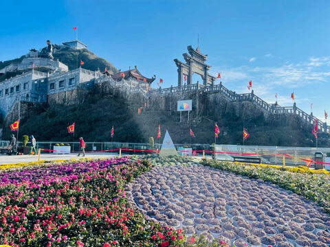 Phật tử bốn phương hành trình bái Phật trên đỉnh Fansipan - Ảnh 3. Phật tử bốn phương hành trình bái Phật trên đỉnh Fansipan - Ảnh 3.