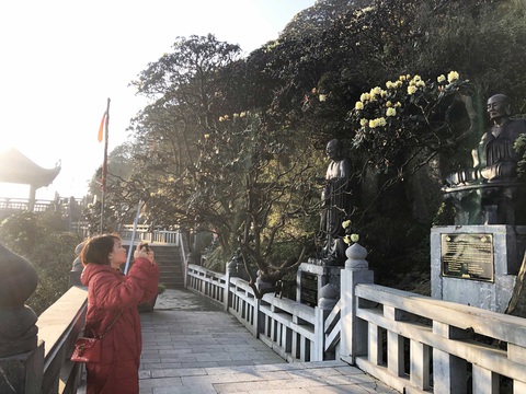 Phật tử bốn phương hành trình bái Phật trên đỉnh Fansipan - Ảnh 8. Phật tử bốn phương hành trình bái Phật trên đỉnh Fansipan - Ảnh 8.