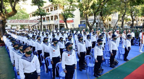 Tạm biệt ba mẹ, chúng con lên đường nhập ngũ - Ảnh 5. Tạm biệt ba mẹ, chúng con lên đường nhập ngũ - Ảnh 5.
