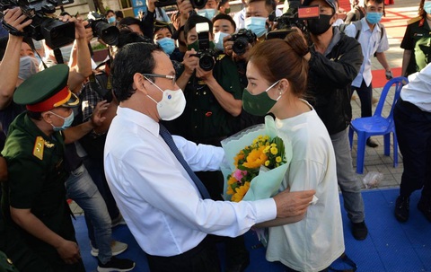 Tạm biệt ba mẹ, chúng con lên đường nhập ngũ - Ảnh 1. Tạm biệt ba mẹ, chúng con lên đường nhập ngũ - Ảnh 1.