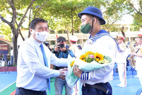 Tạm biệt ba mẹ, chúng con lên đường nhập ngũ - Ảnh 2. Tạm biệt ba mẹ, chúng con lên đường nhập ngũ - Ảnh 2.