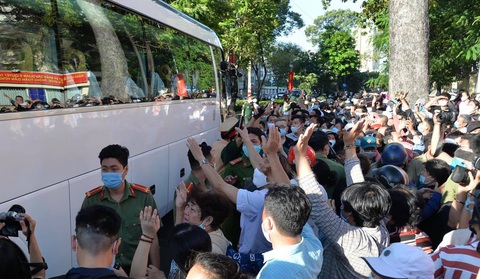 Tạm biệt ba mẹ, chúng con lên đường nhập ngũ - Ảnh 9. Tạm biệt ba mẹ, chúng con lên đường nhập ngũ - Ảnh 9.