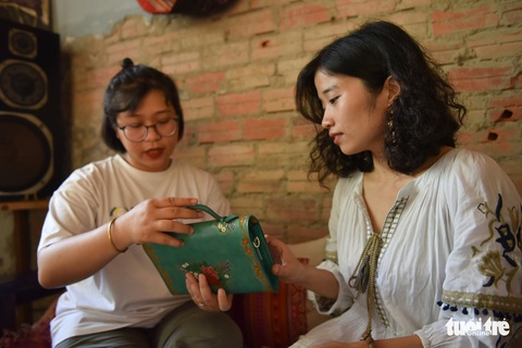 Túi da handmade chạm khắc tiền triệu làm quà dịp 8-3 - Ảnh 1. Túi da handmade chạm khắc tiền triệu làm quà dịp 8-3 - Ảnh 1.