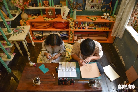 Túi da handmade chạm khắc tiền triệu làm quà dịp 8-3 - Ảnh 7. Túi da handmade chạm khắc tiền triệu làm quà dịp 8-3 - Ảnh 7.