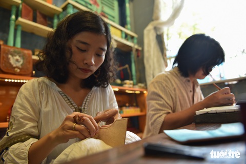 Túi da handmade chạm khắc tiền triệu làm quà dịp 8-3 - Ảnh 8. Túi da handmade chạm khắc tiền triệu làm quà dịp 8-3 - Ảnh 8.