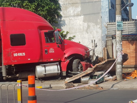 Xe container lao qua đường cán nát xe máy, người đàn ông kịp nhảy khỏi xe thoát chết - Ảnh 3. Xe container lao qua đường cán nát xe máy, người đàn ông kịp nhảy khỏi xe thoát chết - Ảnh 3.