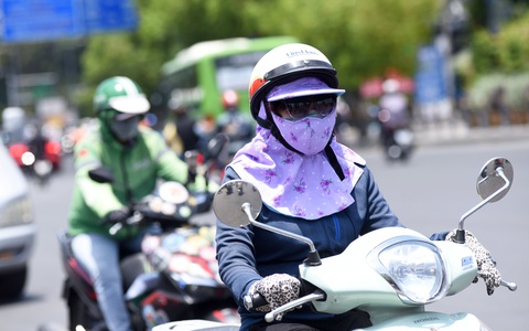 Đợt nóng đầu tiên, miền Bắc nắng như đốt, miền Nam nóng như rang - Ảnh 1. Đợt nóng đầu tiên, miền Bắc nắng như đốt, miền Nam nóng như rang - Ảnh 1.