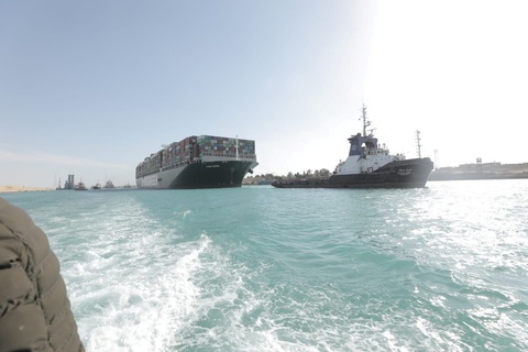 Siêu tàu Ever Given được giải cứu, hơn 100 tàu đầu tiên đã qua kênh đào Suez - Ảnh 1. Siêu tàu Ever Given được giải cứu, hơn 100 tàu đầu tiên đã qua kênh đào Suez - Ảnh 1.