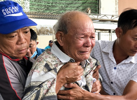 Tiếng khóc ở nhà tang lễ sau vụ cháy nhà: Cho tôi nhìn mặt con cháu lần cuối - Ảnh 1. Tiếng khóc ở nhà tang lễ sau vụ cháy nhà: Cho tôi nhìn mặt con cháu lần cuối - Ảnh 1.