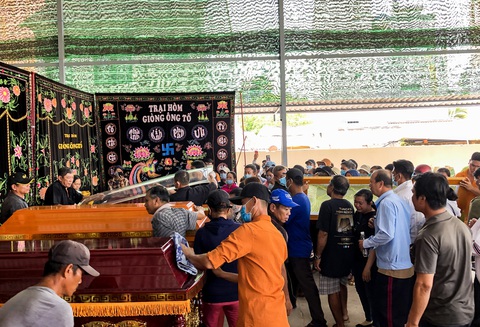 Tiếng khóc ở nhà tang lễ sau vụ cháy nhà: Cho tôi nhìn mặt con cháu lần cuối - Ảnh 3. Tiếng khóc ở nhà tang lễ sau vụ cháy nhà: Cho tôi nhìn mặt con cháu lần cuối - Ảnh 3.