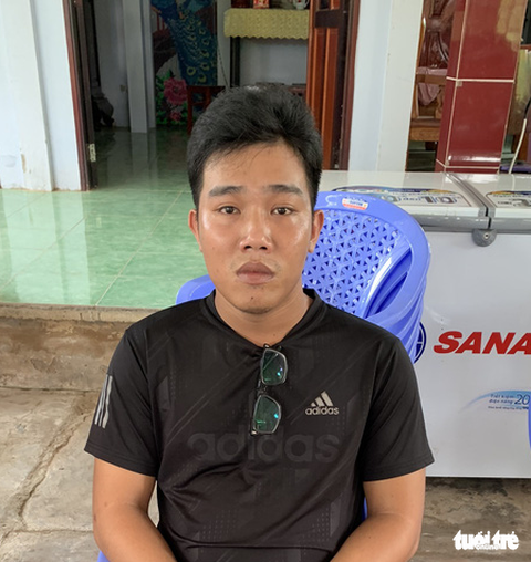 Đi xe hơi ép xe máy cảnh sát hình sự để cướp súng và ví - Ảnh 2. Đi xe hơi ép xe máy cảnh sát hình sự để cướp súng và ví - Ảnh 2.