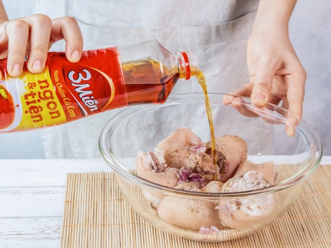 Nước chấm cá cơm 3 Miền: Bí quyết cho những bữa ăn đậm vị yêu thương - Ảnh 3. Nước chấm cá cơm 3 Miền: Bí quyết cho những bữa ăn đậm vị yêu thương - Ảnh 3.