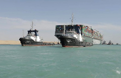 Tàu Ever Given lướt sóng trên kênh đào Suez sau khi được giải cứu - Ảnh 10. Tàu Ever Given lướt sóng trên kênh đào Suez sau khi được giải cứu - Ảnh 10.