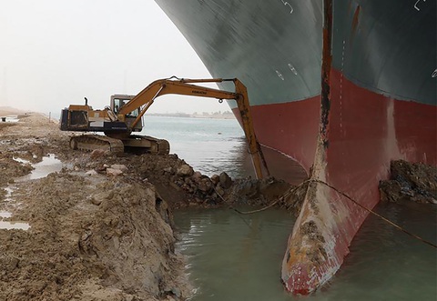 Tàu Ever Given lướt sóng trên kênh đào Suez sau khi được giải cứu - Ảnh 5. Tàu Ever Given lướt sóng trên kênh đào Suez sau khi được giải cứu - Ảnh 5.